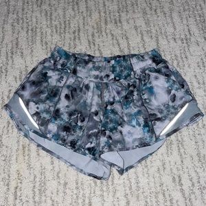 Lululemon size 4 low rise hotty hot 2.5 kaleidoscope shorts